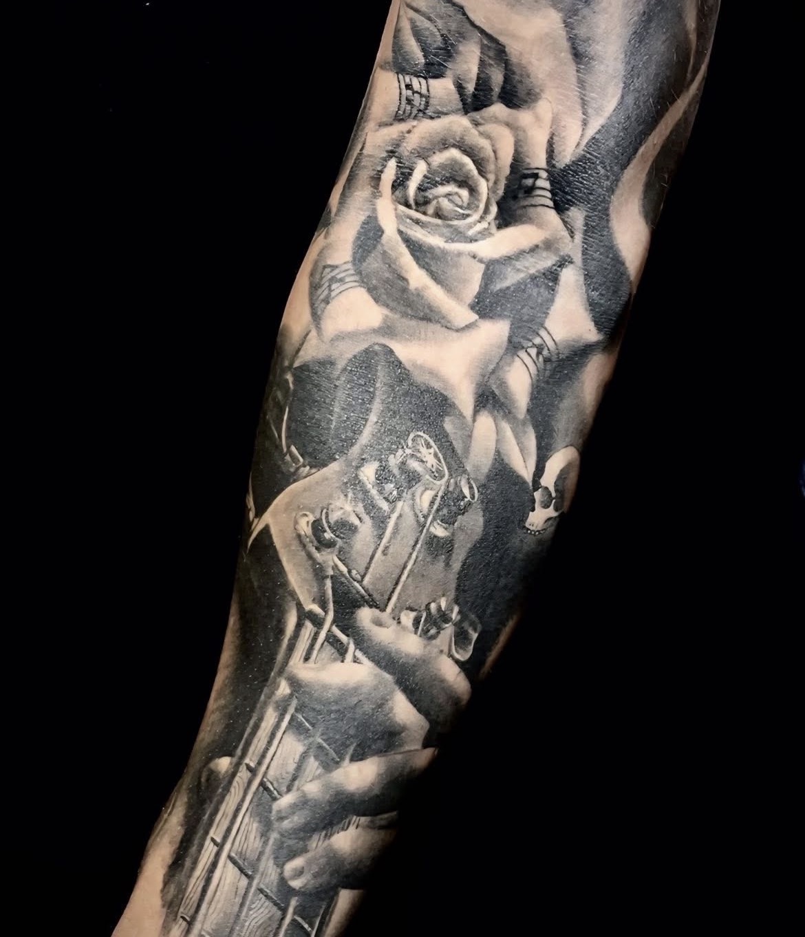 Tatouage r&eacute;aliste black & grey &mdash; sleeve avec rose et cr&acirc;ne