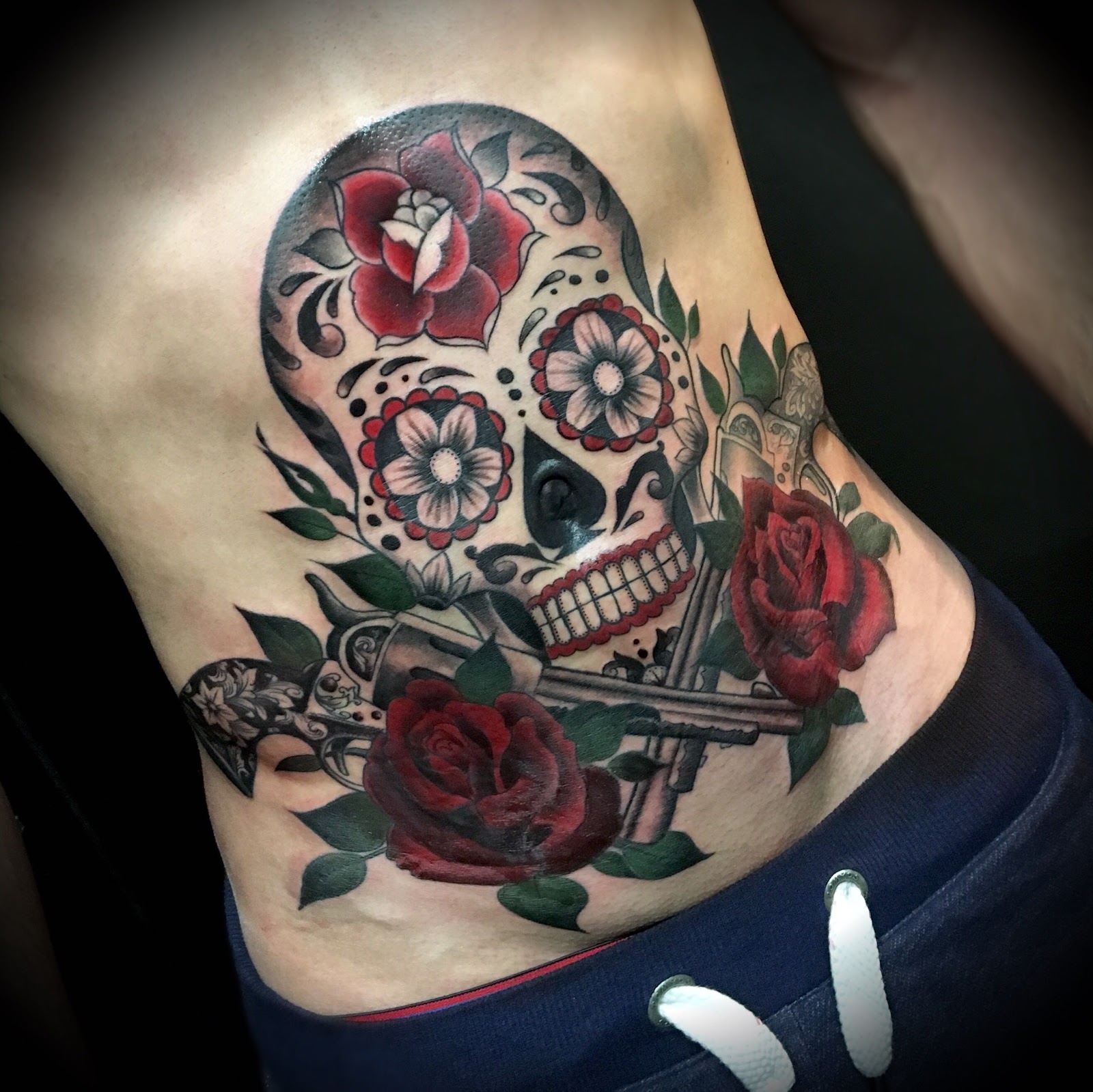 Tatouage chicano &mdash; sugar skull avec roses et revolvers