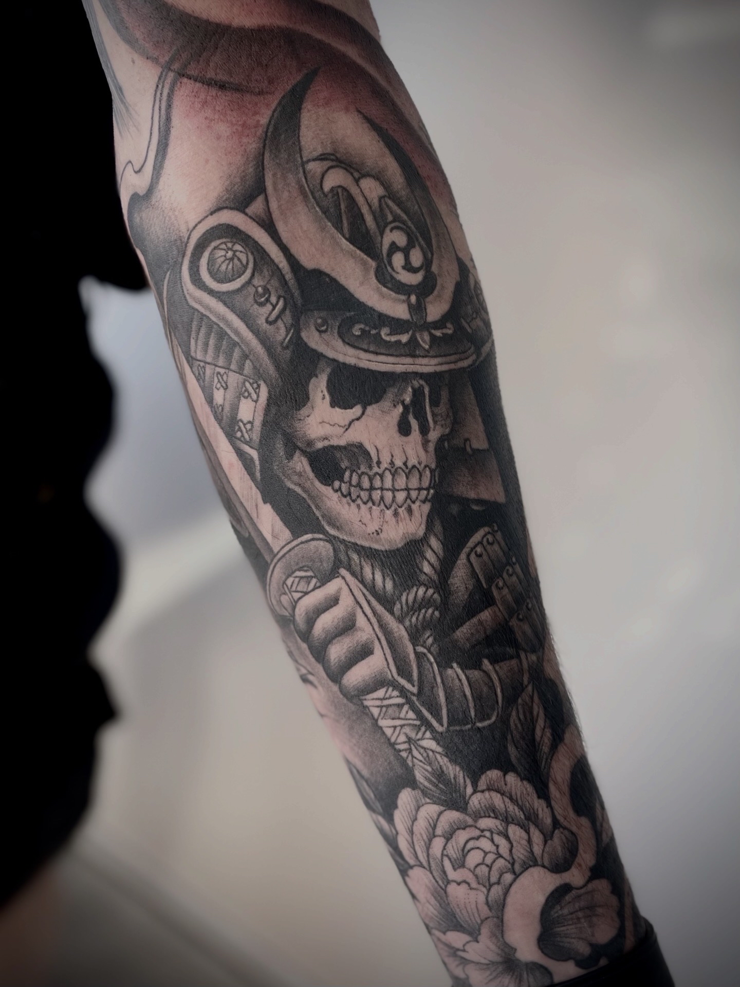 Tatouage r&eacute;aliste &mdash; cr&acirc;ne de samoura&iuml; avec katana