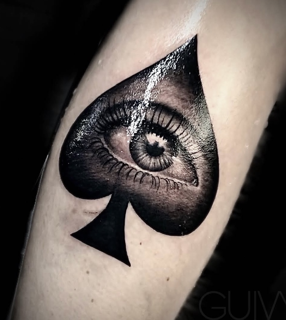 Tatouage &oelig;il r&eacute;aliste dans une forme de pique